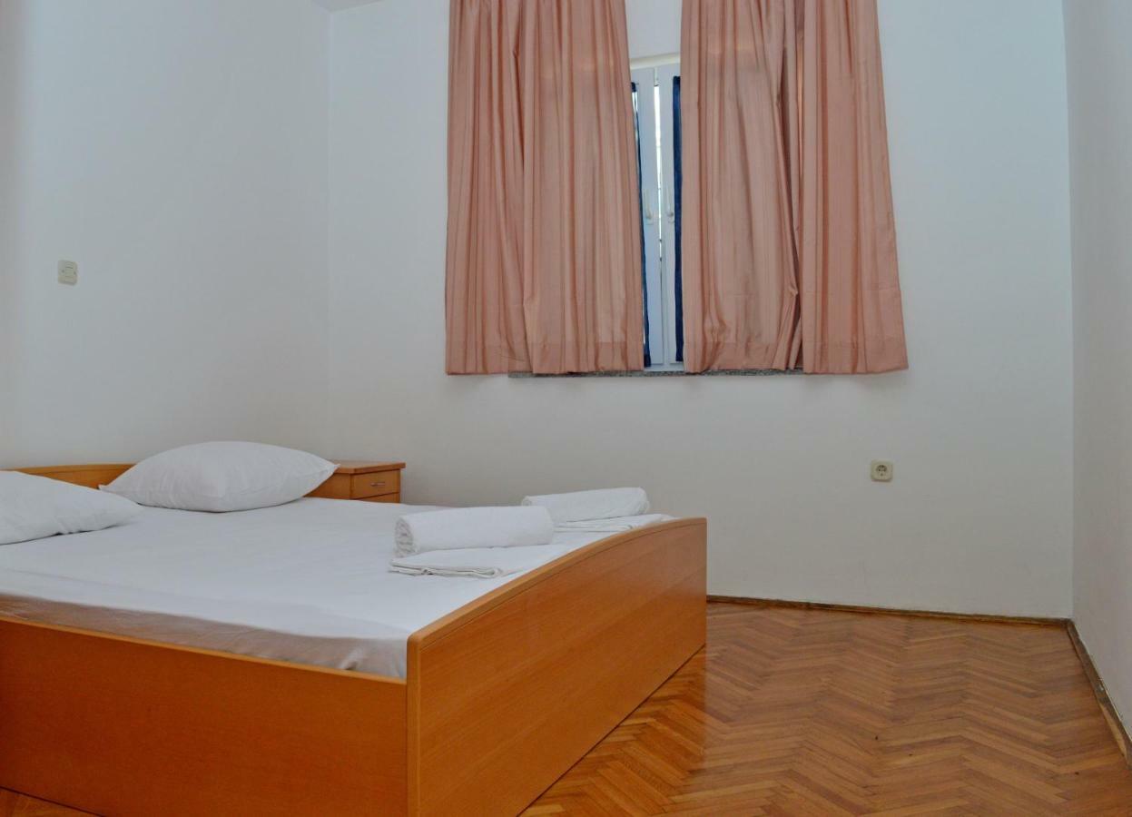 Apartments Macak Novalja Eksteriør bilde